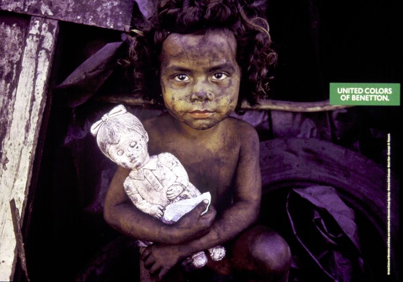 Publicité Benetton - United colors of Benetton — Oliviero Toscani - Fillette de couleur avec une poupée écarlate de blancheur - 1992
