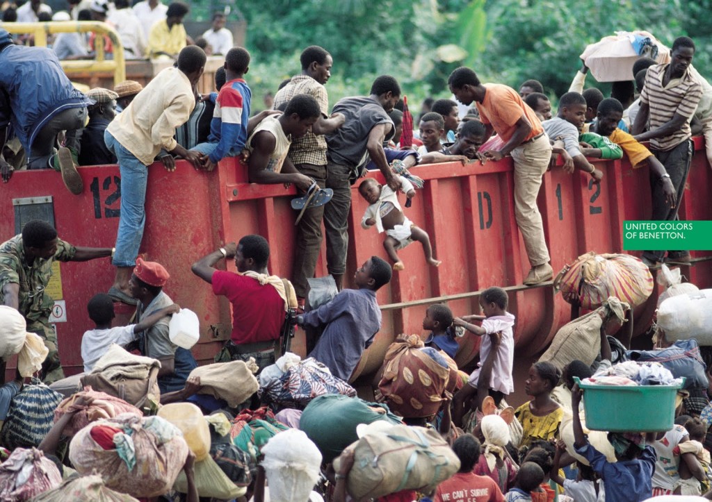 Publicité Benetton - United colors of Benetton — Oliviero Toscani - De très nombreux réfugiés montant dans une benne de camion- 1992