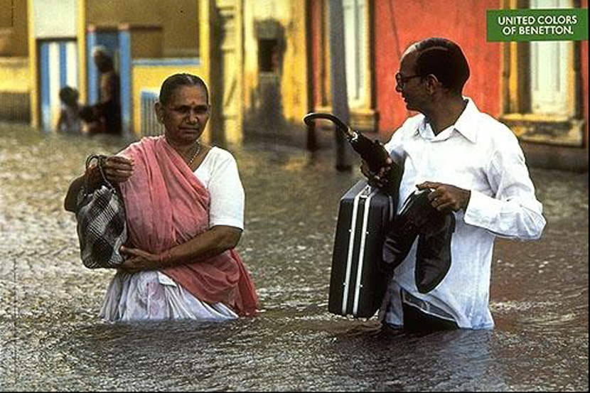 Publicité Benetton - United colors of Benetton — Oliviero Toscani - Couple d'indiens dans une rue inondée - 1992