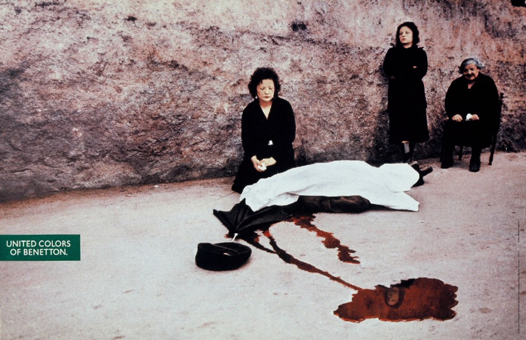 Publicité Benetton - United colors of Benetton — Oliviero Toscani - Femmes habillées de noir devant un cadavre d'un homme tué par la mafia - 1992