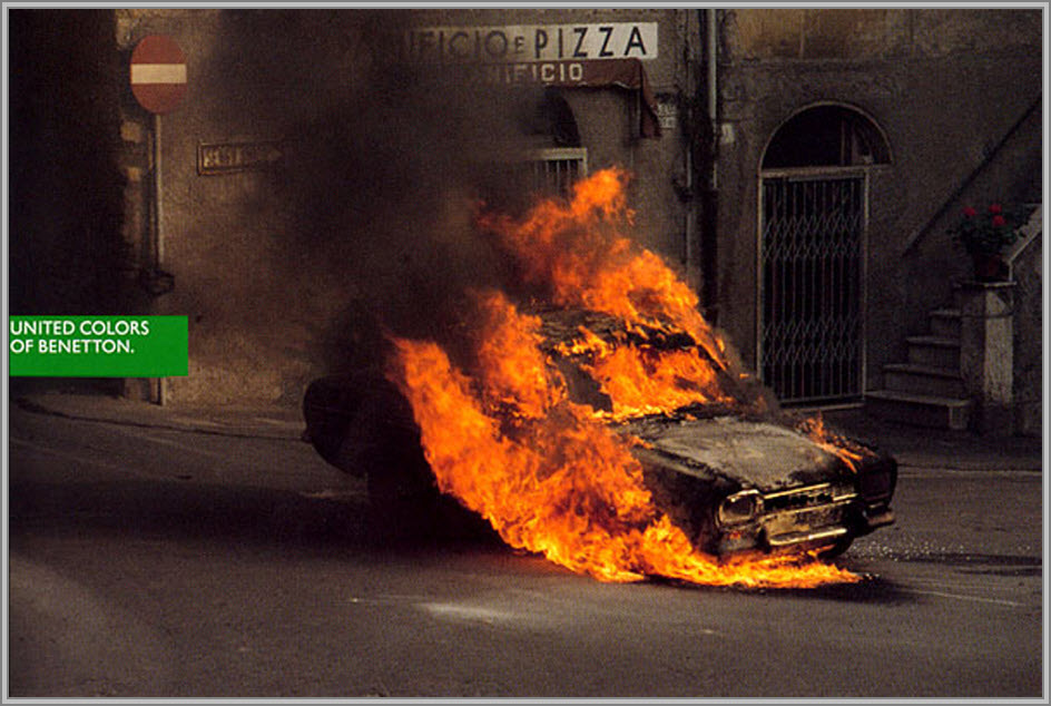 Publicité Benetton - United colors of Benetton — Oliviero Toscani - Voiture en feu après un attentat mafieux - 1992