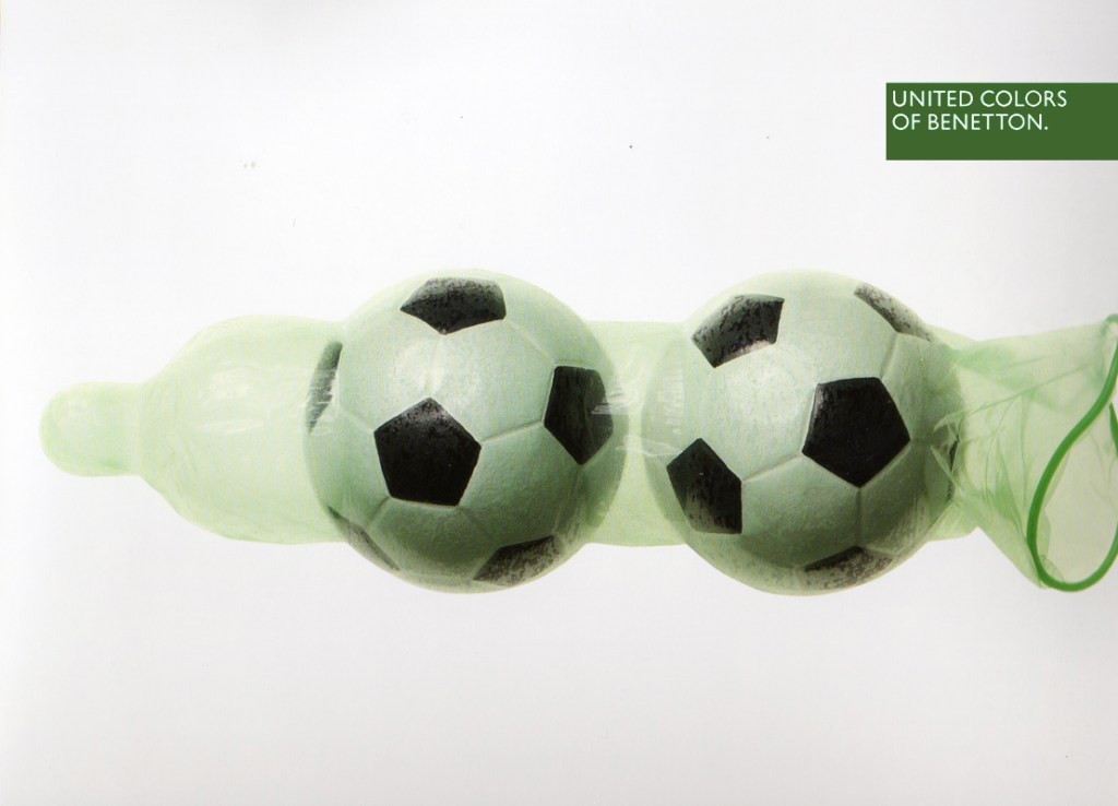 Publicité Benetton - Deux ballons de football dans un préservatif - Oliviero Toscani - 1994