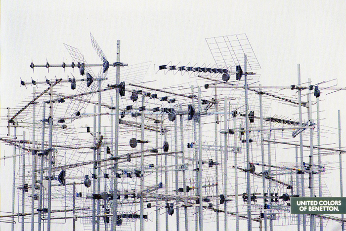 Publicité Benetton - Accumulation d'antennes de télévision - Oliviero Toscani - 1995