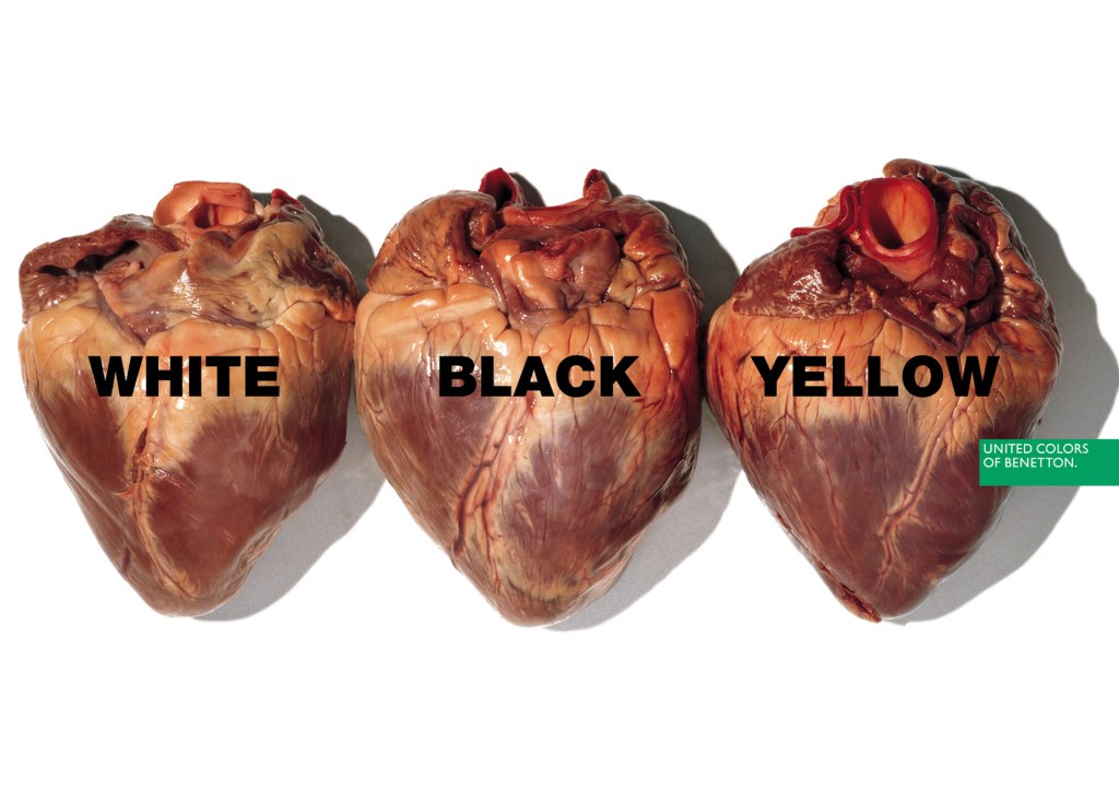 Publicité Benetton - Oliviero Toscani - La Fabrica - 3 cœurs avec les inscriptions "white" "black" et "yellow"  - 1996