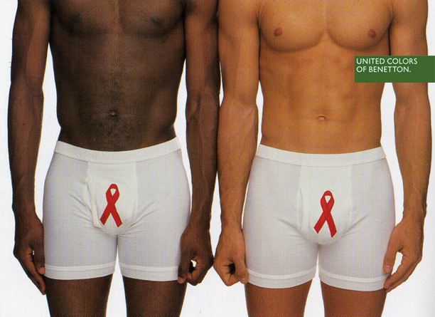 Publicité Benetton - Deux hommes en caleçon (blanc et noir) - Cordon rouge de la lutte contre le SIDA sur leur caleçon blanc - La Fabrica - Oliviero Toscani - 1997