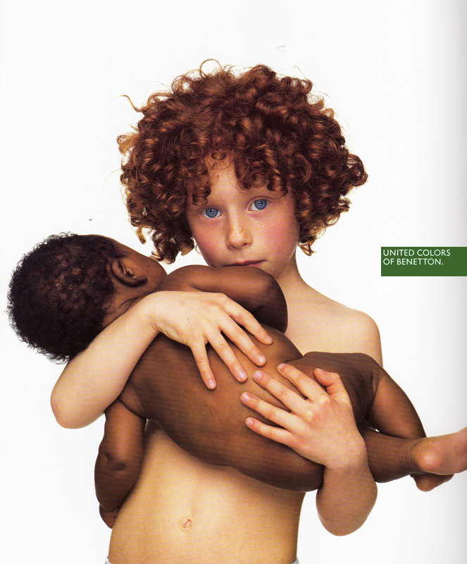 Publicité Benetton - Enfant blanc portant un bébé noir - La Fabrica - Oliviero Toscani - 1999