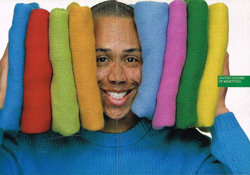 Publicité Benetton - United colors of Benetton - Homme métis la tête entre des pulls - 2000 - La Fabrica