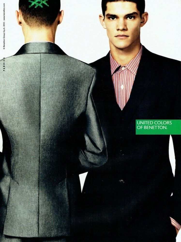 Publicité Benetton - United colors of Benetton - Deux hommes en costume gris et noir, un de dos et l'autre de face. Motif vert dans les cheveux de l'un - 2010 - La Fabrica