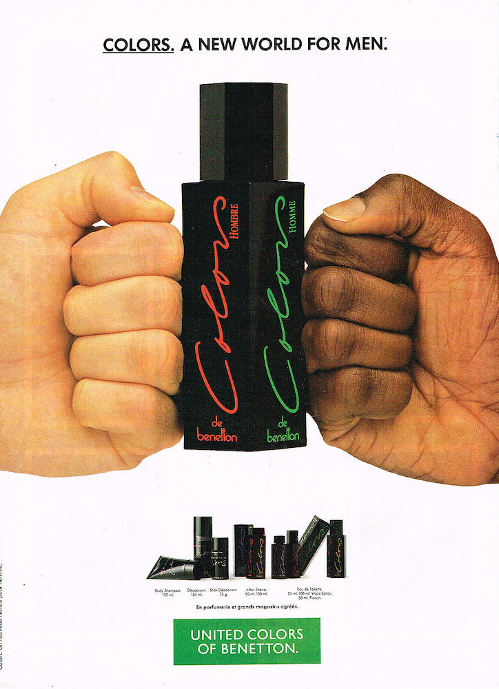 Publicité Benetton - Parfum - Colors - A new world for men - Deux poings (noir et blanc) tiennent le parfum - Oliviero Toscani 