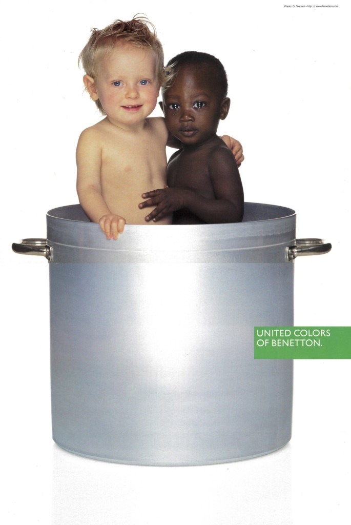 Publicité Benetton - Oliviero Toscani - Deux enfants (blanc et noir) dans une grande marmite