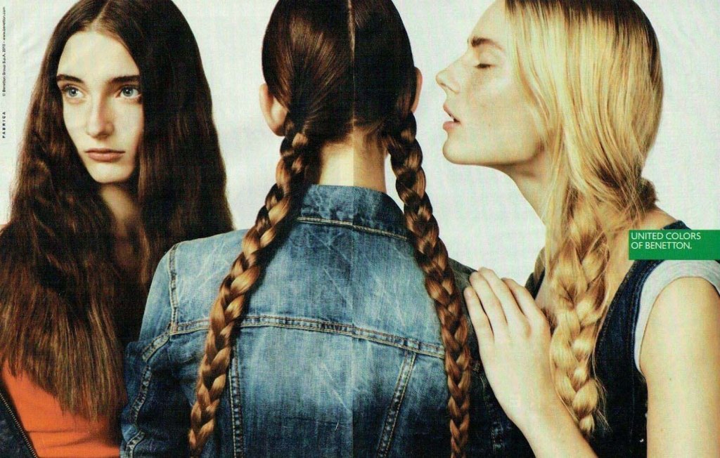 Publicité Benetton - United colors of Benetton - 3 jeunes femmes dont 2 en tresses, elles semblent se faire des confidences - 2010 - La Fabrica
