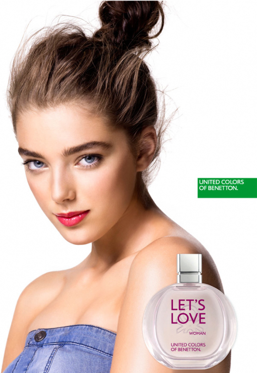 Publicité Benetton - Parfum - Let's love – Portrait gros plan d'une jeune femme avec un bustier en jean - Oliviero Toscani 