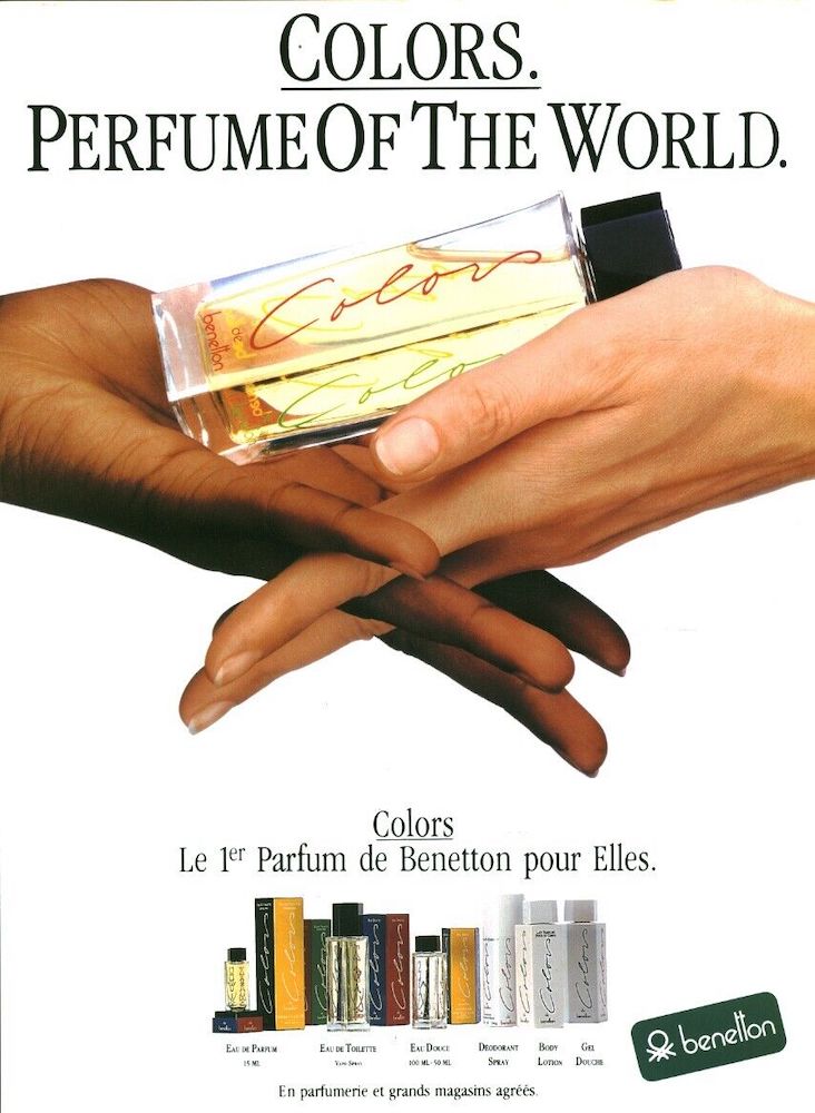 Publicité Benetton - Parfum - Colors - Perfume of the World - Le premier parfum de Benetton pour Elles - Deux mains (blanche et noire) tiennent le parfum - Oliviero Toscani 