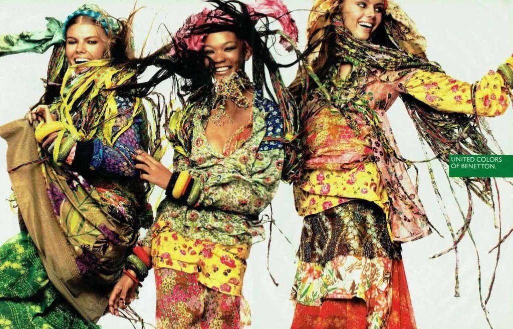 Publicité Benetton - United colors of Benetton - 3 femmes habillées avec des vêtements très colorés et bariolés - 2009 - La Fabrica