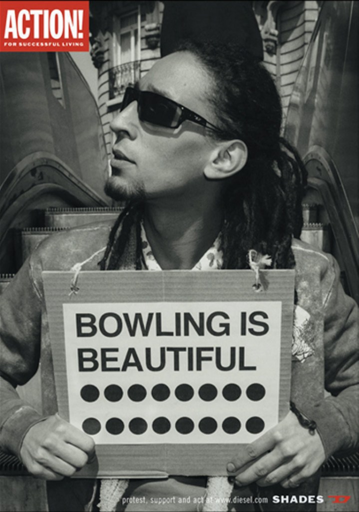 Publicité Diesel - Action ! - Noir&Blanc  — Agence KesselsKramer - Pays-Bas - 2002 - Homme avec pancarte - Bowling is beautiful