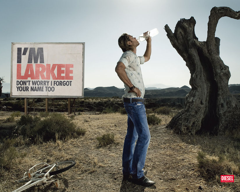 Publicité Diesel — Panneaux d'affichage — Création interne - 2007 - I'm Larkee don't worry i forgot your name too - Homme buvant à la bouteille dans le désert