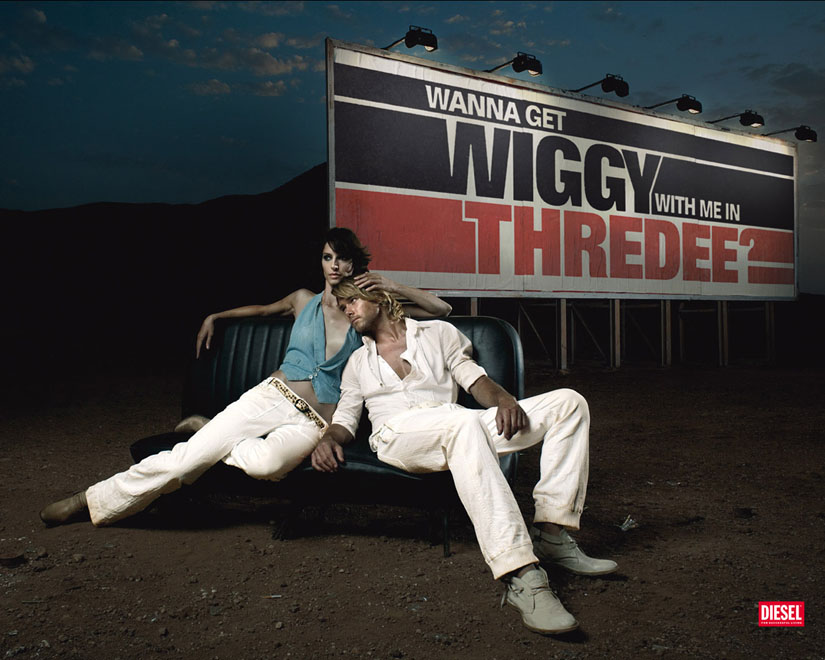 Publicité Diesel — Panneaux d'affichage — Création interne - 2007 - Wanna get Wiggy with me in Thredee ? Couple assis sur une banquette de voiture sur le sol