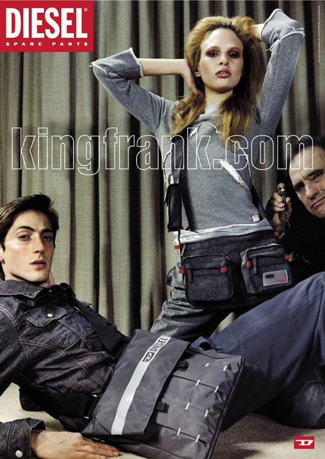 Publicité Diesel - Becoming fashion photograph - kingfranck.com — 2 mannequins apparaissent devant le photographe dans le fond