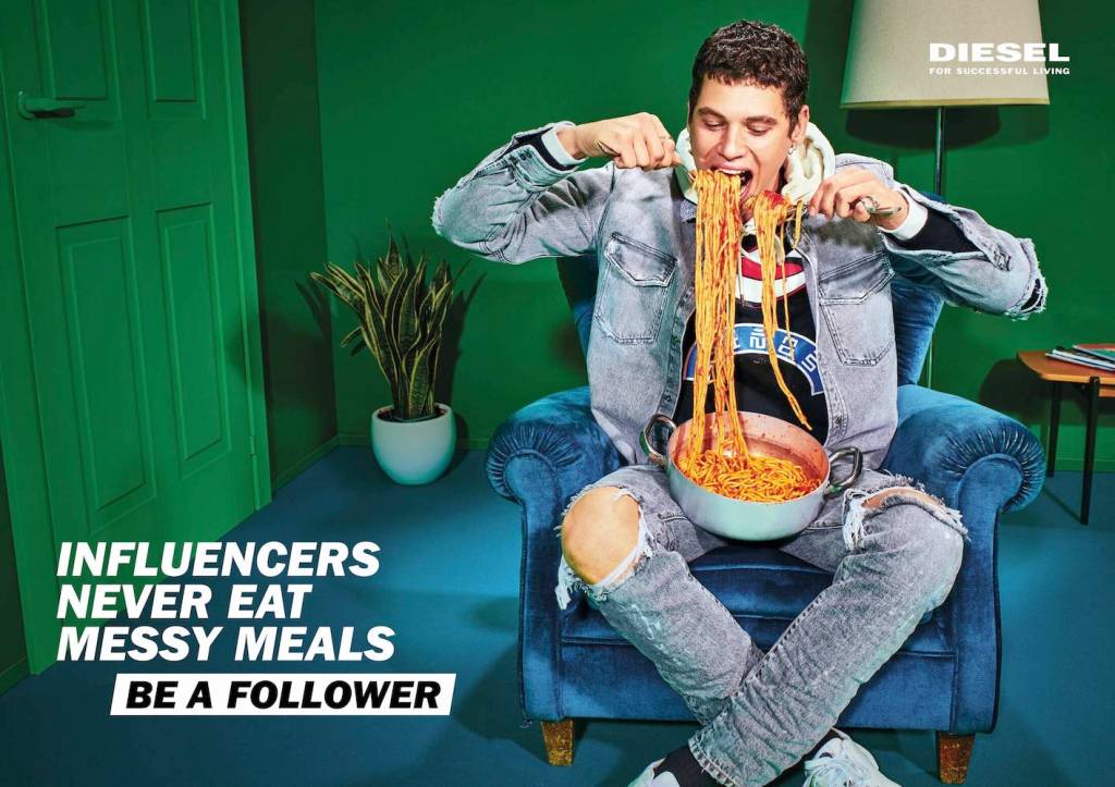 Publicité Diesel - Be a follower - Agence Publicis - Italie - 2019 - Influencers never eat messy meals - Jeune homme mange avidement des pâtes