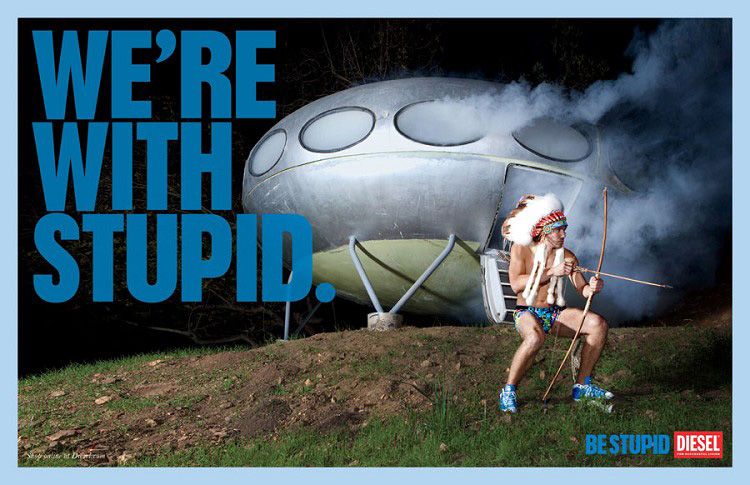 Publicité Diesel - Be stupid - Agence Anomaly - USA - 2012 - We're with stupid - Homme déguisé en indien devant une soucoupe volante