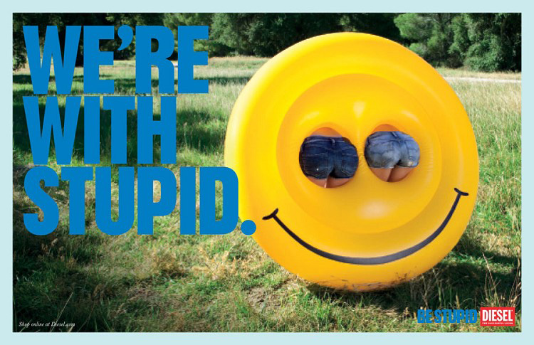 Publicité Diesel - Be stupid - Agence Anomaly - USA - 2012 - We're with stupid - Smiley géant avec 2 paires de fesses