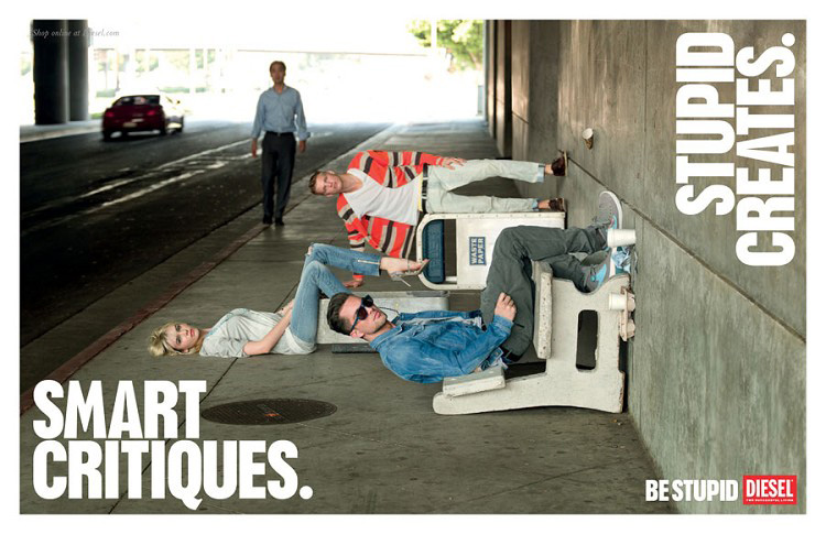 Publicité Diesel - Be stupid - Agence Anomaly - USA - 2012 - Smart critiques. Stupid creates - Personnes assises sous un pont avec un effet trompe l'oeil