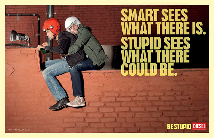 Publicité Diesel - Be stupid - Agence Anomaly - USA - 2012 - Smart may have the brains, but stupid has the balls - Smart sees what there is. Stupid sees what there could be - Homme assis sur un muret comme s'ils étaient sur une moto