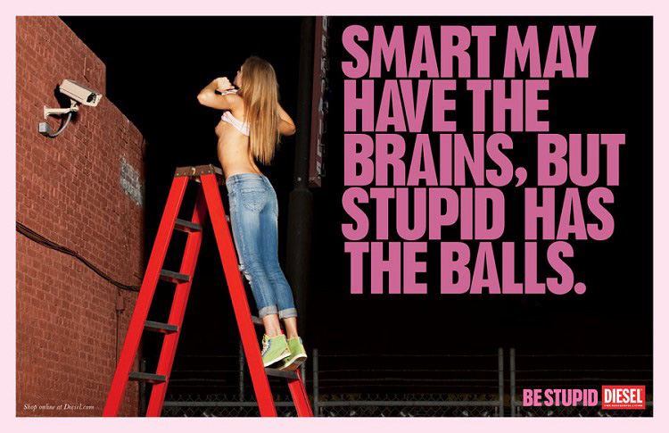 Publicité Diesel - Be stupid - Agence Anomaly - USA - 2012 - Smart may have the brains, but stupid has the balls - Jeune femme sur une échelle montre ses seins à une caméra de surveillance