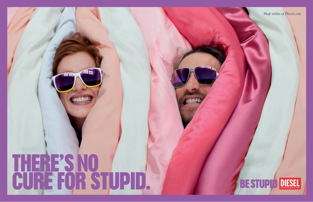 Publicité Diesel - Be stupid - Agence Anomaly - USA - 2012 - There's no cure for stupid - Femme et homme au milieu de couette
