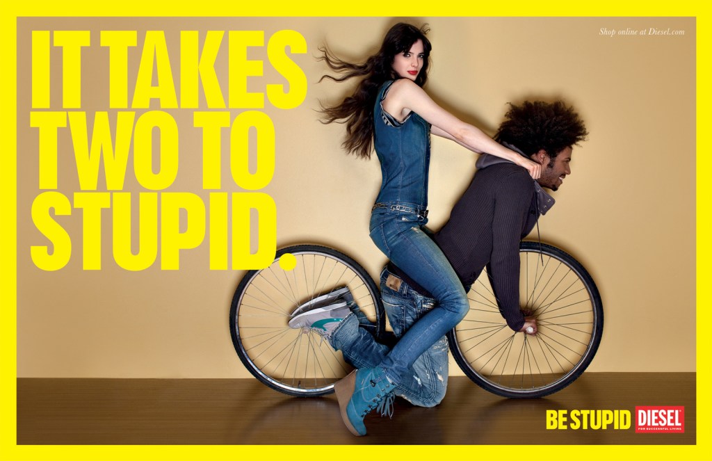 Publicité Diesel - Be stupid - Agence Anomaly - USA - 2012 - It takes two to stupid - Une homme sert de cadre à un vélo conduit par une femme