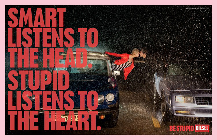 Publicité Diesel - Be stupid - Agence Anomaly - USA - 2012 - Smart Listens to the head. Stupid listens to the heart - Ils s'embrassent sous la pluie à travers la fenêtre de leur portière de voiture