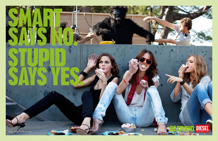Publicité Diesel - Be stupid - Agence Anomaly - USA - 2012 - Smart says no. Stupid says yes - Femmes mangent assises le long d'un muret, avec un faux gorille derrière.