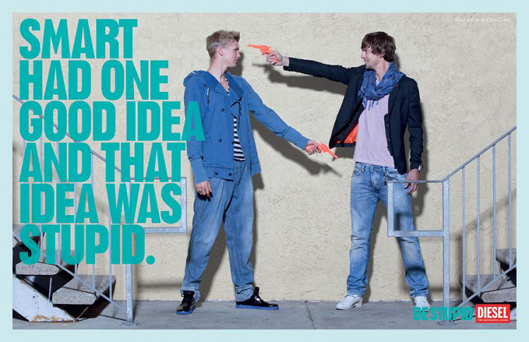 Publicité Diesel - Be stupid - Agence Anomaly - USA - 2012 - Smart had one good idea and that idea was stupid - Duel avec de faux pistolets