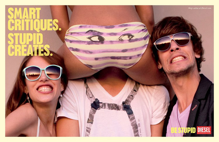 Publicité Diesel - Be stupid - Agence Anomaly - USA - 2012 - Smart critiques. Stupid creates - Femme assise sur les épaules d'un homme de dos avec des yeux sur l'arrière de  son maillot de bain