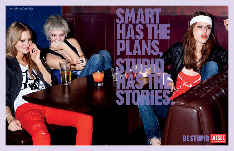 Publicité Diesel - Be stupid - Agence Anomaly - USA - 2012 - Smart has the plans. Stupid has the stories - Trois femmes dans une boîte de nuit observent l'assistance 