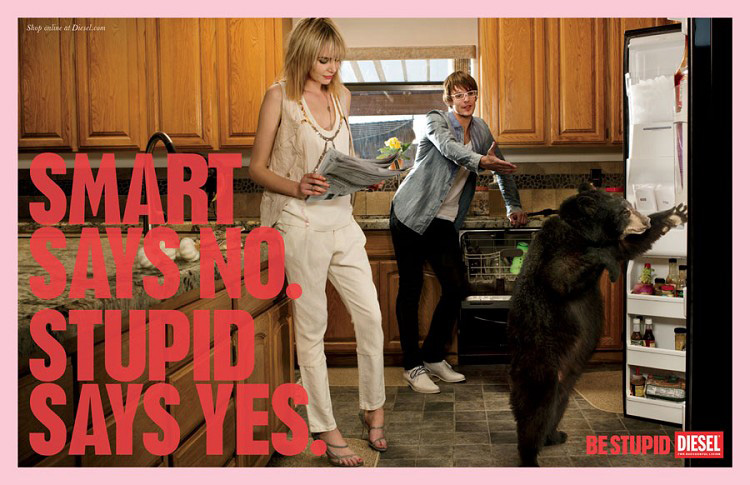 Publicité Diesel - Be stupid - Agence Anomaly - USA - 2012 - Smart says no. Stupid says yes - Homme laisse un ourson fouiller dans le réfrigérateur