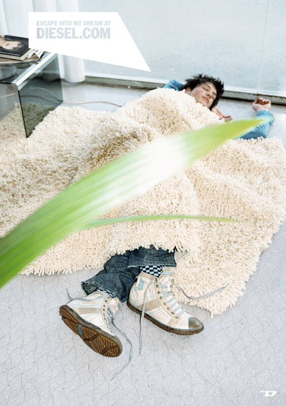 Publicité Diesel - Escape into my dream - Agence KK Outlet - Grande-Bretagne - 2009 - Un homme dort sous un tapis