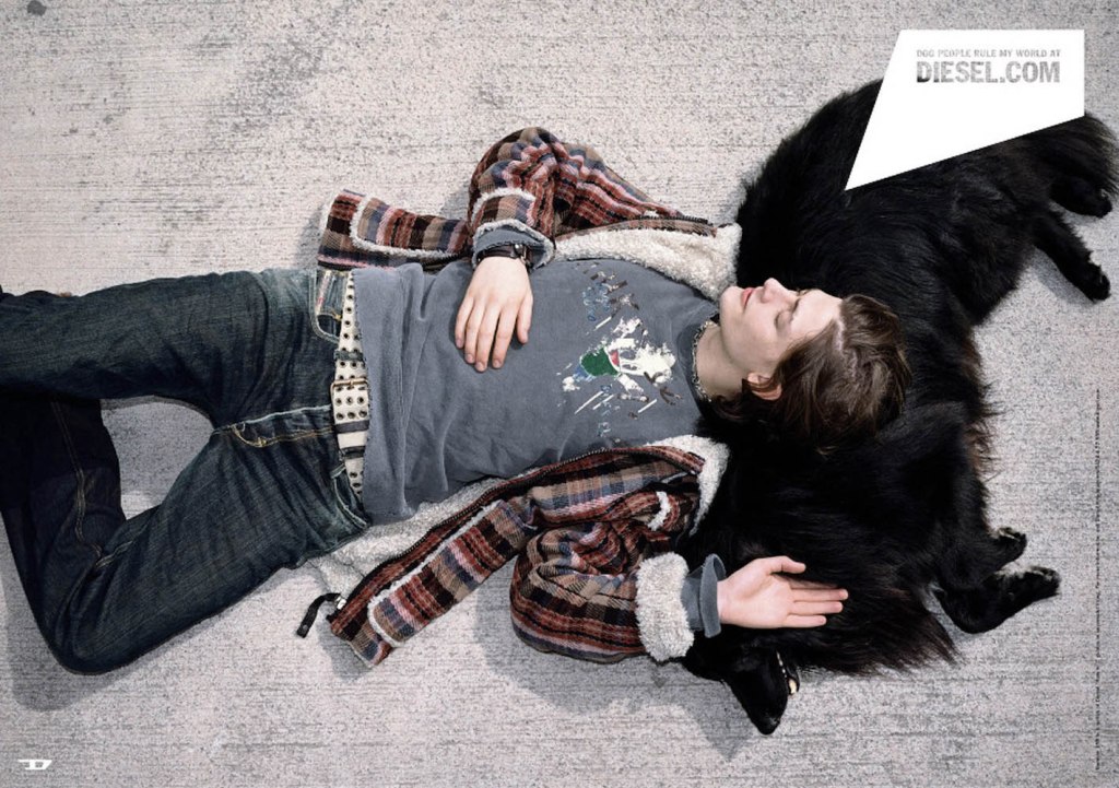 Publicité Diesel - Escape into my dream - Agence KK Outlet - Grande-Bretagne - 2009 - Jeune homme dort sur son chien