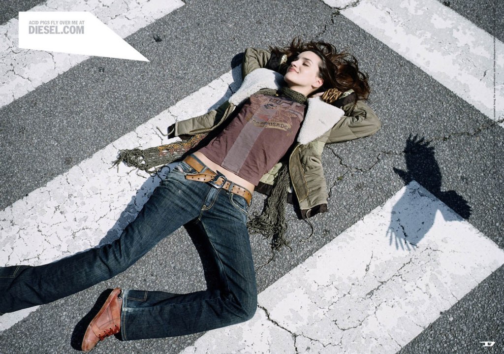 Publicité Diesel - Escape into my dream - Agence KK Outlet - Grande-Bretagne - 2009 - Jeune femme étendue sur un passage piéton