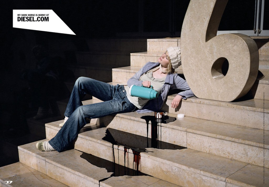 Publicité Diesel - Escape into my dream - Agence KK Outlet - Grande-Bretagne - 2009 - Une jeune femme allongée dans un escalier s'est endormie et laisse couler son café