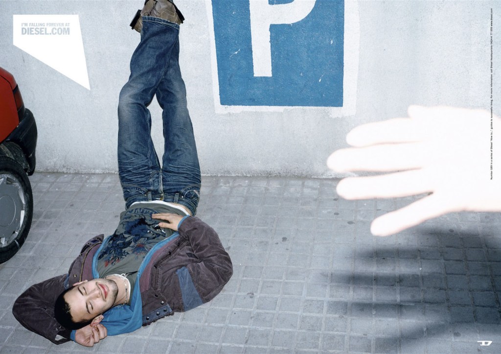 Publicité Diesel - Escape into my dream - Agence KK Outlet - Grande-Bretagne - 2009 - Jeune homme étendu sur une place de parking