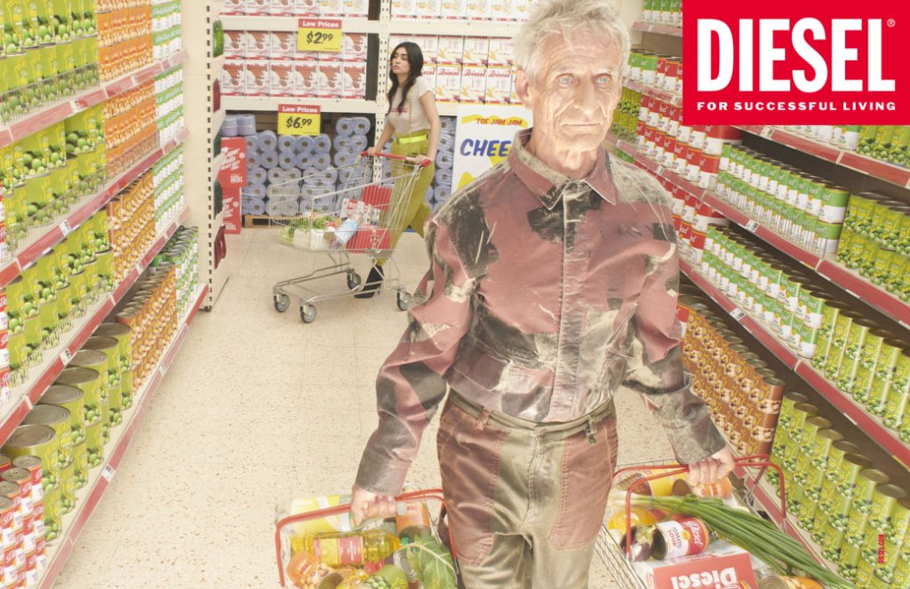 Publicité Diesel - Collection Automne-Hiver 2021 - Food - Supermarket - Personne âgé avec deux paniers de course dans les mains