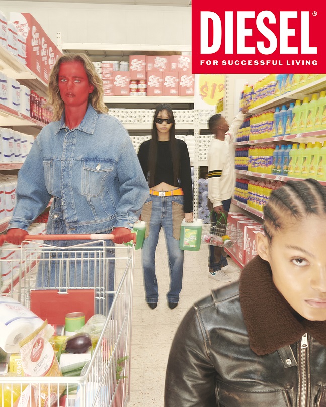 Publicité Diesel - Collection Automne-Hiver 2021 - Food - Supermarket - Jeune femme visage rouge pousse un caddie dans un rayon - Format vertical