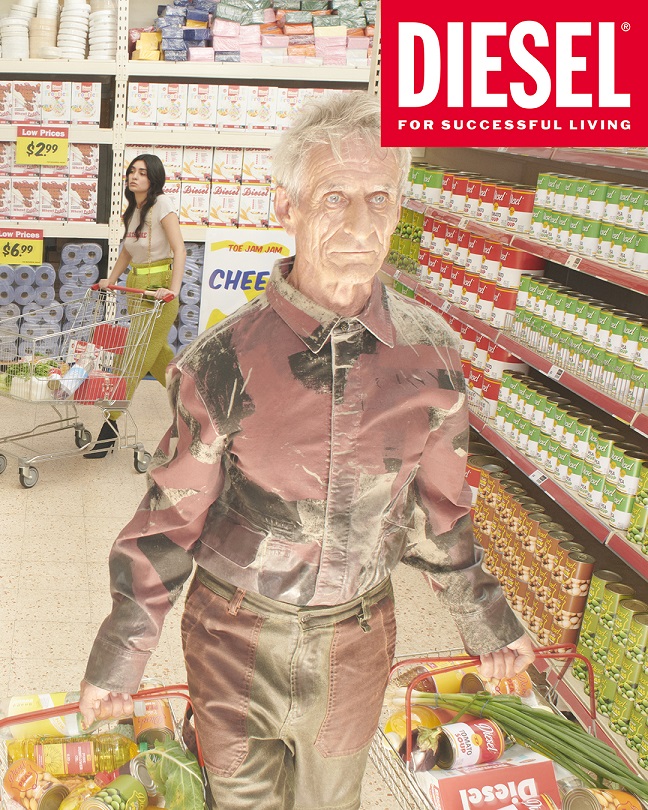 Publicité Diesel - Collection Automne-Hiver 2021 - Food - Supermarket - Personne âgé avec deux paniers de course dans les mains - Format vertical