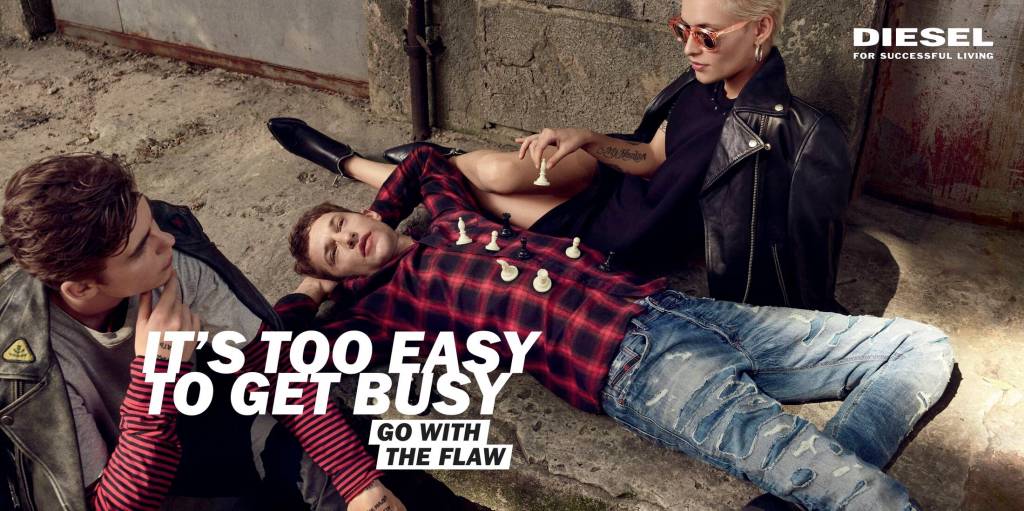 Publicité Diesel - Go with the flaw - Agence Publicis - Italie - 2018 - It's too easy to get busy - Jeunes jouant aux échecs sur une chemise à carreaux