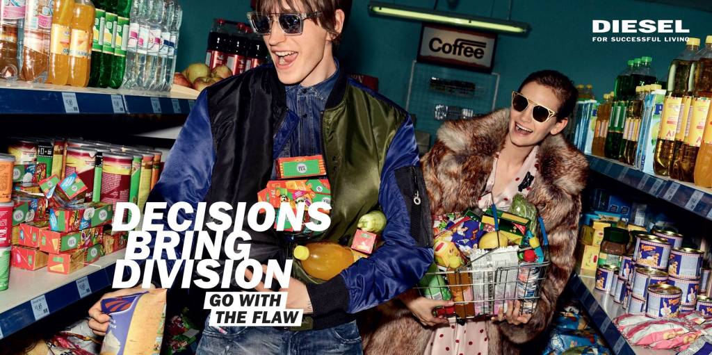 Publicité Diesel - Go with the flaw - Agence Publicis - Italie - 2018 - Decisions bring division - Jeunes dans un supermarché les mains pleines de produits