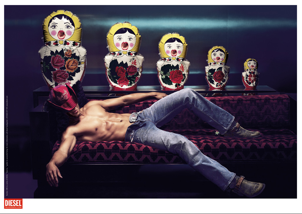 Publicité Diesel - Happy Erotic - Agence Havas 27 - France - 2005 - Homme allongé sur un canapé - Poupées russes gonflables