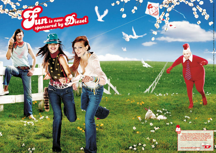 Publicité Diesel - Happy Valley - Agence Kesselkramer - Pays-Bas - 2002 - Fun is now sponsored by Diesel - Donald Diesel poursuit dans un pré deux jeunes femmes