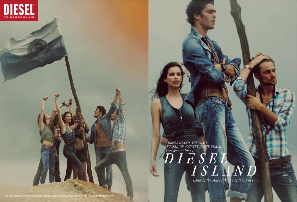 Publicité Diesel - Diesel Island - Agence Santo - Grande Bretagne - 2011 - Jeunes gens hissant le drapeau sur une dune