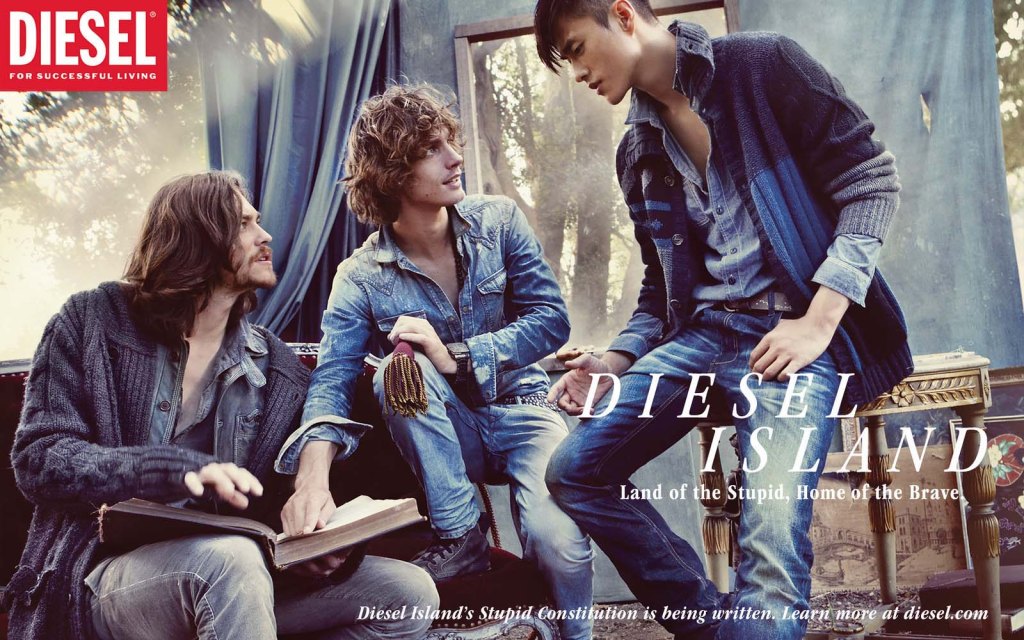 Publicité Diesel - Diesel Island - Agence Santo - Grande Bretagne - 2011 - 3 hommes en jeans discutent dans leur campement